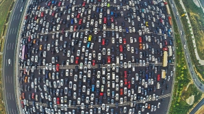 Cum arată un AMBUTEIAJ pe o autostradă cu 50 de benzi din China. Imaginile te vor lăsa cu gura căscată