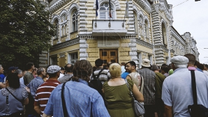 NO COMMENT! STRIGĂTE şi LOVITURI în uşă. Săptămâna a început cu INCIDENTE la Primărie