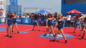 Jucătorii echipei de baschet Orlando Magic au încântat spectatorii cu trucuri spectaculoase pe o plajă