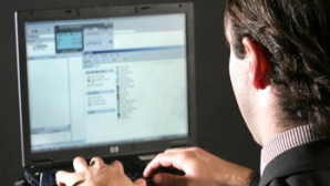 Bănuit de americani de deturnare de milioane. Un hacker moldovean aşteaptă să fie extrădat  