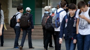 ANGAJAMENT SOLEMN: Zeci de elevi moldoveni se lasă de copiat