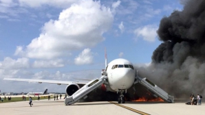 AVION ÎN FLĂCĂRI: Mai mulţi oameni au fost transportaţi de urgenţă la spital