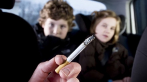 Interzis în Anglia şi Ţara Galilor. Ce nu au voie să facă șoferii și pasagerii atunci când un minor se află în mașină