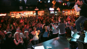 Record neobişnuit! Sute de tineri, deghizaţi în vampiri sau zombi, au urlat ca lupii la lună