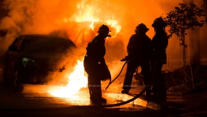 INCENDIU DE PROPORŢII pe strada Alba Iulia: Zeci de pompieri se luptă cu flăcările 