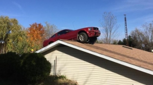 Accident incredibil: Un şofer a ajuns cu maşina pe acoperişul unei case. Cum a fost posibil (VIDEO)