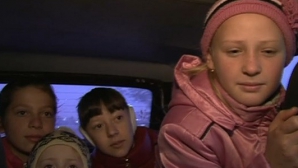 BURDUŞIŢI în maşina de serviciu a primarului. Aşa ajung la şcoală 24 de elevi din raionul Făleşti