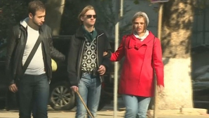 EXPERIMENT Publika TV: Cum e să fii orb pe străzile Capitalei şi cum reacţionează trecătorii (VIDEO)
