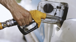 Salariul nu le-a fost de ajuns! Angajatul unei benzinării şi amicul său, reţinuţi de Poliţie (VIDEO)