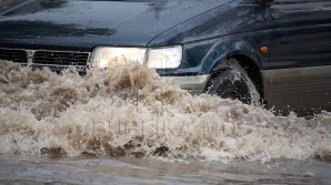 Aceeaşi problemă, în acelaşi loc. GHINION pentru un român care a rămas blocat pe strada Albişoara