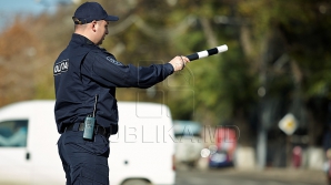 SCANDAL ÎN TRAFIC! Un şofer din Capitală s-a luat la harţă cu inspectorii de patrulare (VIDEO)