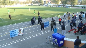 Incidente la meciul dintre Petrocub şi Zimbru. Suporterii s-au bătut între ei, dar şi cu poliţia (VIDEO)