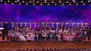 Ţi se face pielea de găină! SHOW IMPRESIONANT în Olanda cu folclor românesc (VIDEO)