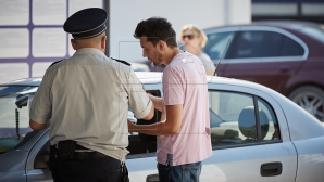 MOLDOVENII EMIGREAZĂ MAI PUŢIN. În 2017, numărul persoanelor care au plecat din țară a scăzut de trei ori, față de 2001