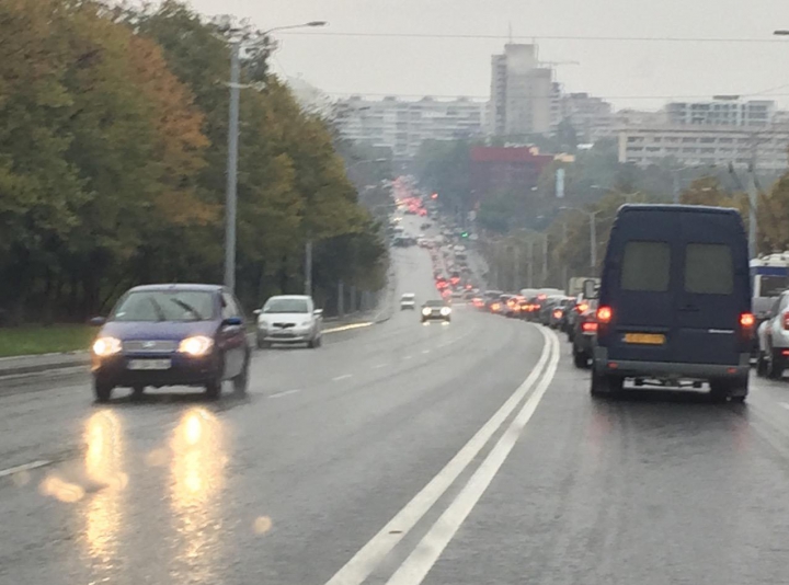 TRAFIC DE COŞMAR pe strada care leagă Ciocana de Râşcani (FOTO)