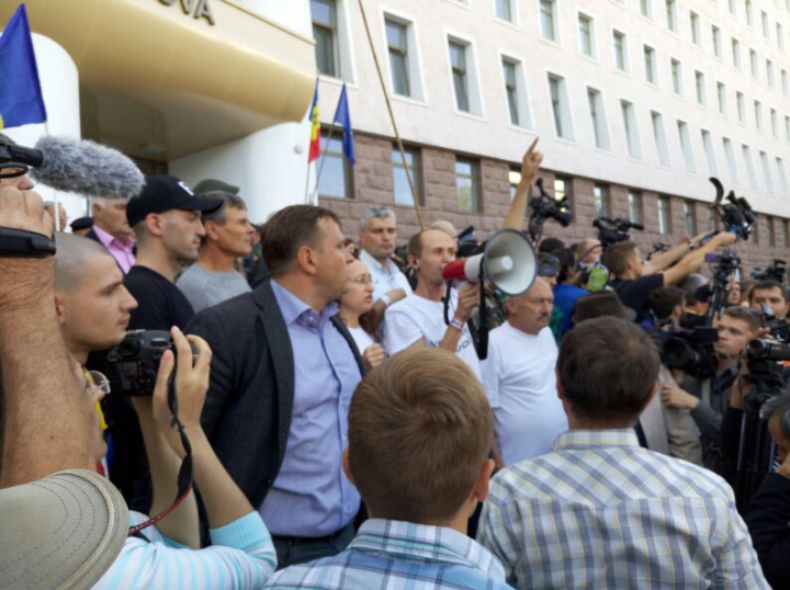 ALTERCAŢII LA PARLAMENT. MANIFESTANŢII "DA" AU OCUPAT SCĂRILE DIN FAŢA CLĂDIRII (FOTO)