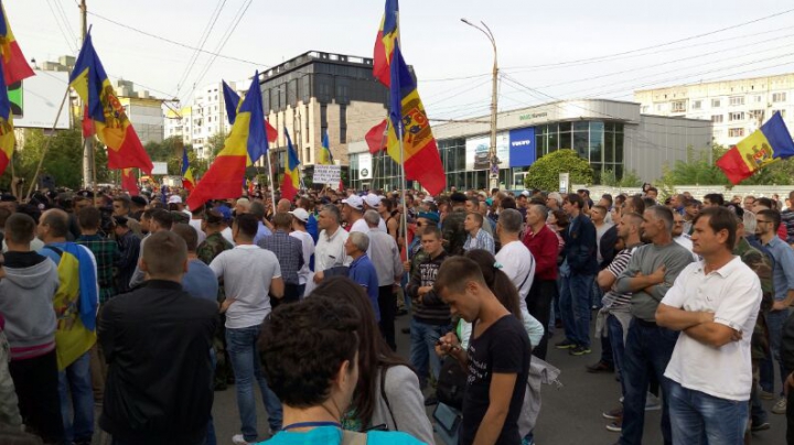 Marşul manifestanţilor prin Chişinău s-a lăsat cu VIOLENŢE (FOTO)