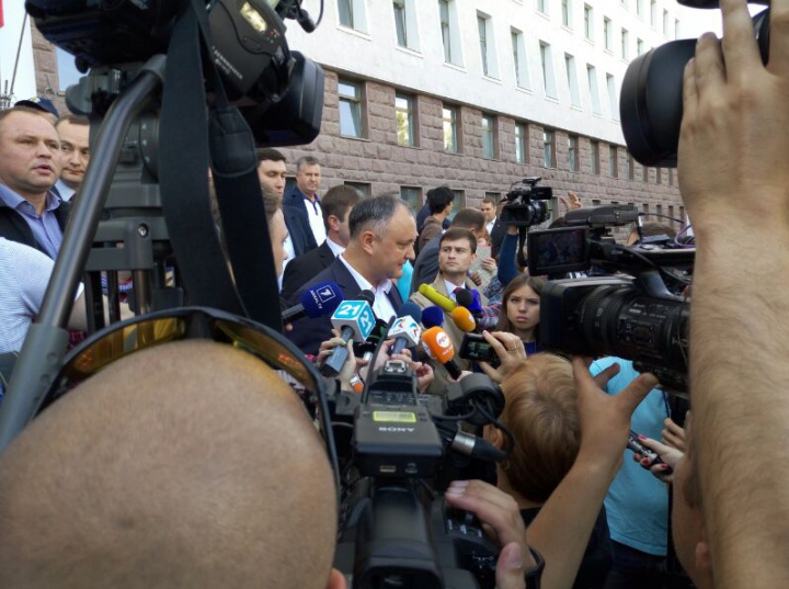 ALTERCAŢII LA PARLAMENT. MANIFESTANŢII "DA" AU OCUPAT SCĂRILE DIN FAŢA CLĂDIRII (FOTO)