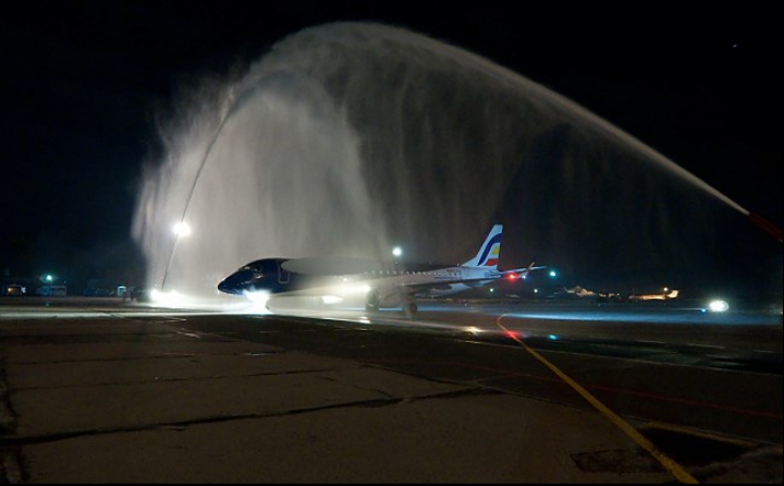 AVIONUL PRIMEI CURSE de zbor Chişinău-Odesa a aterizat sub jeturi de apă în Ucraina (FOTO)