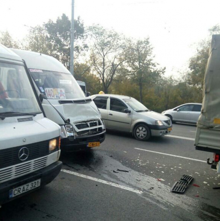 O adolescentă rănită și ambuteiaj kilometric. Accident în lanț pe strada Alecu Russo (FOTO)