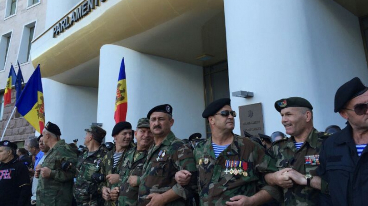 ALTERCAŢII LA PARLAMENT. MANIFESTANŢII "DA" AU OCUPAT SCĂRILE DIN FAŢA CLĂDIRII (FOTO)