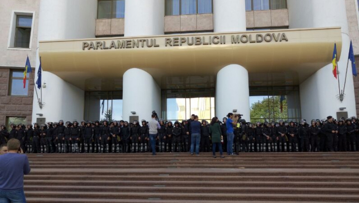 ALTERCAŢII LA PARLAMENT. MANIFESTANŢII "DA" AU OCUPAT SCĂRILE DIN FAŢA CLĂDIRII (FOTO)