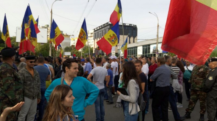 Marşul manifestanţilor prin Chişinău s-a lăsat cu VIOLENŢE (FOTO)