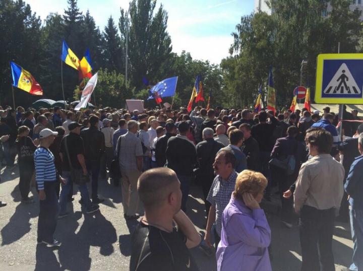 ALTERCAŢII LA PARLAMENT. MANIFESTANŢII "DA" AU OCUPAT SCĂRILE DIN FAŢA CLĂDIRII (FOTO)