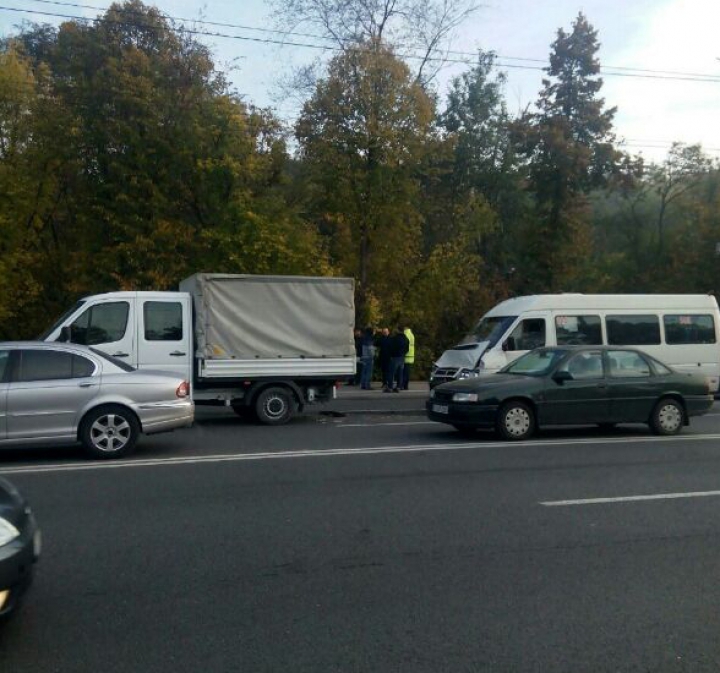 O adolescentă rănită și ambuteiaj kilometric. Accident în lanț pe strada Alecu Russo (FOTO)