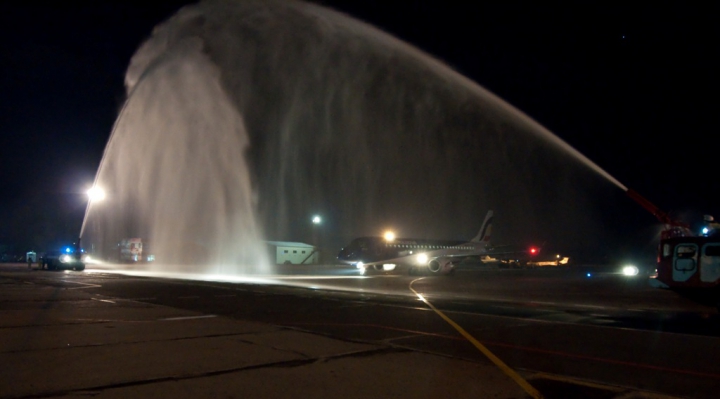 AVIONUL PRIMEI CURSE de zbor Chişinău-Odesa a aterizat sub jeturi de apă în Ucraina (FOTO)