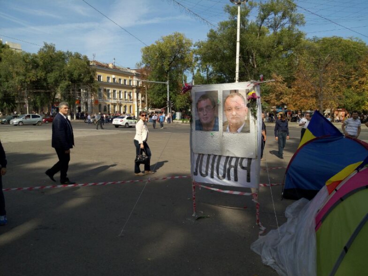 ALTERCAŢII LA PARLAMENT. MANIFESTANŢII "DA" AU OCUPAT SCĂRILE DIN FAŢA CLĂDIRII (FOTO)