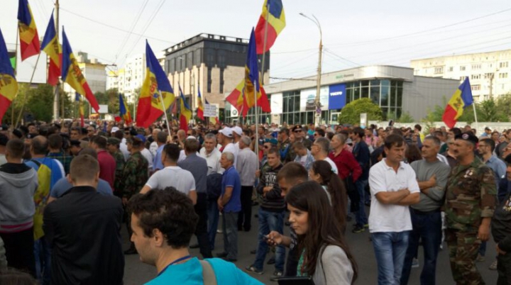 Marşul manifestanţilor prin Chişinău s-a lăsat cu VIOLENŢE (FOTO)