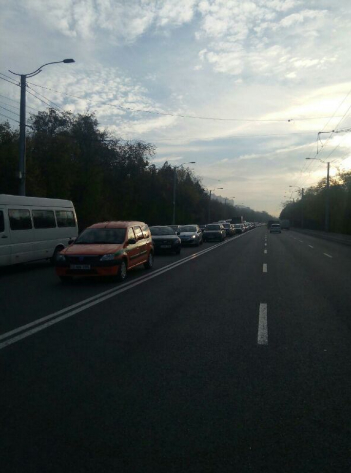 O adolescentă rănită și ambuteiaj kilometric. Accident în lanț pe strada Alecu Russo (FOTO)