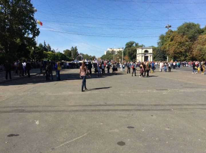 ALTERCAŢII LA PARLAMENT. MANIFESTANŢII "DA" AU OCUPAT SCĂRILE DIN FAŢA CLĂDIRII (FOTO)