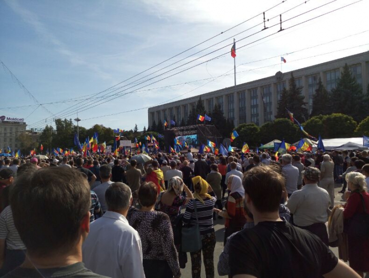 ALTERCAŢII LA PARLAMENT. MANIFESTANŢII "DA" AU OCUPAT SCĂRILE DIN FAŢA CLĂDIRII (FOTO)