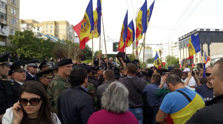 Marşul manifestanţilor prin Chişinău s-a lăsat cu VIOLENŢE (FOTO)