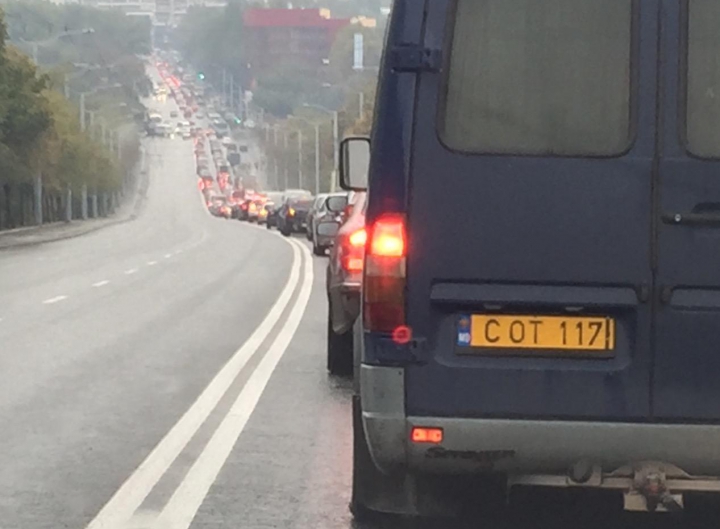 TRAFIC DE COŞMAR pe strada care leagă Ciocana de Râşcani (FOTO)