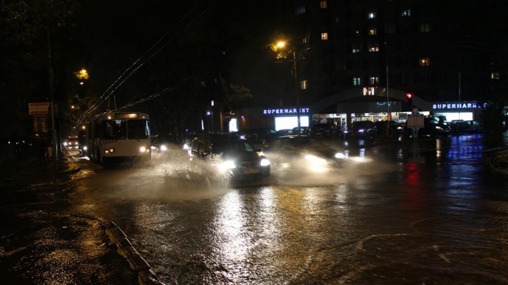 Chişinăul, INUNDAT până peste borduri. POTOPUL din cartierul Telecentru în IMAGINI DE NEDESCRIS