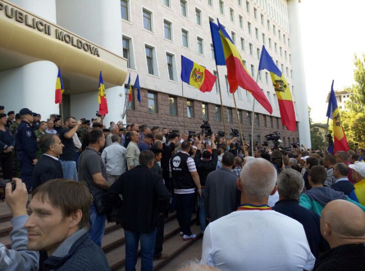 ALTERCAŢII LA PARLAMENT. MANIFESTANŢII "DA" AU OCUPAT SCĂRILE DIN FAŢA CLĂDIRII (FOTO)