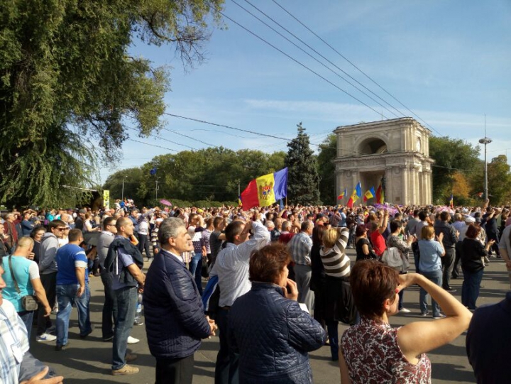 ALTERCAŢII LA PARLAMENT. MANIFESTANŢII "DA" AU OCUPAT SCĂRILE DIN FAŢA CLĂDIRII (FOTO)