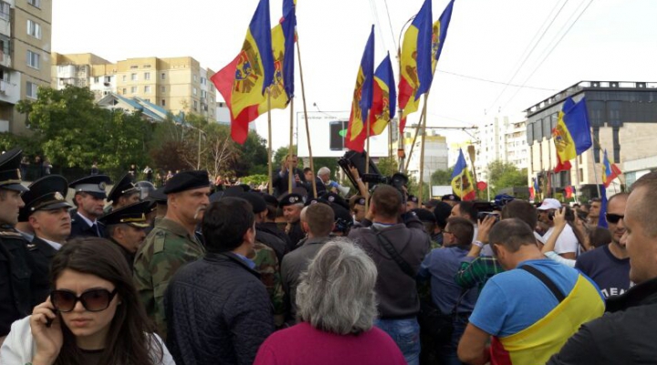 Marşul manifestanţilor prin Chişinău s-a lăsat cu VIOLENŢE (FOTO)