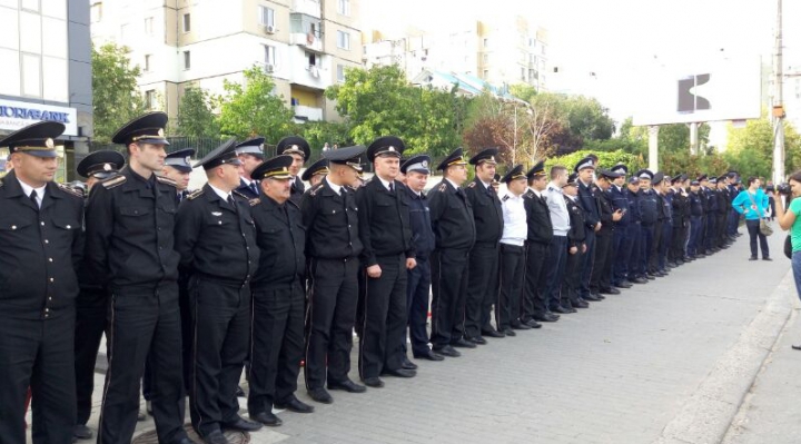 Marşul manifestanţilor prin Chişinău s-a lăsat cu VIOLENŢE (FOTO)