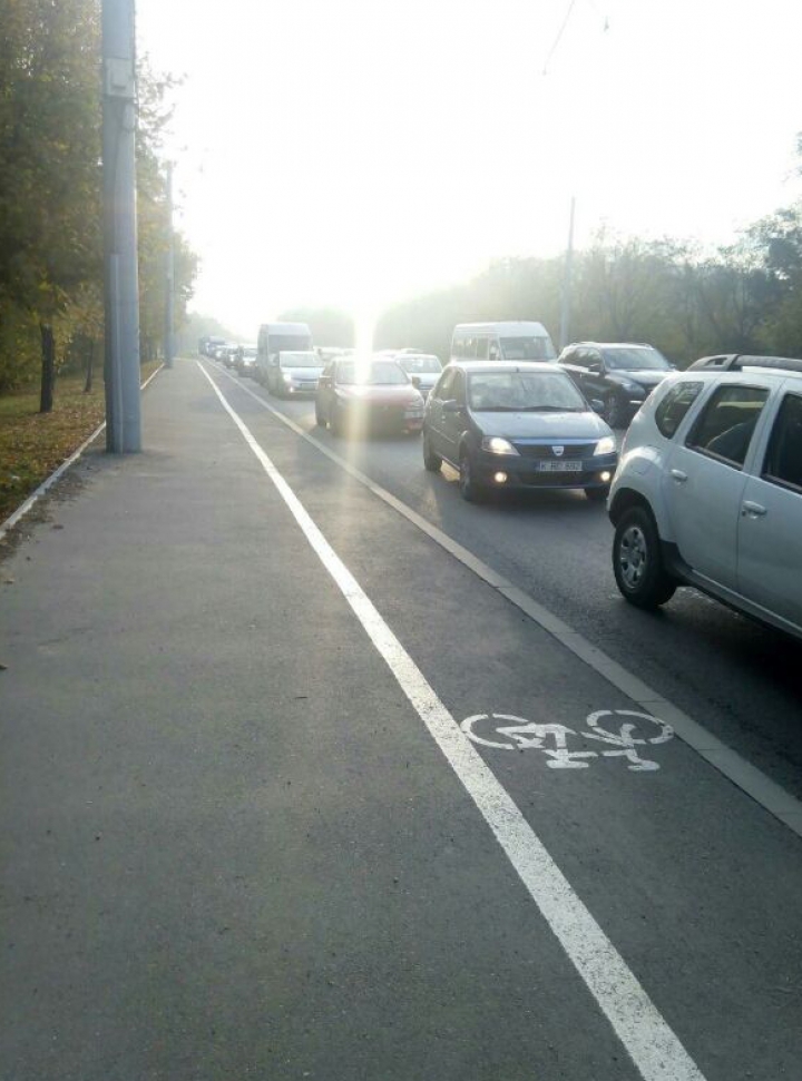 O adolescentă rănită și ambuteiaj kilometric. Accident în lanț pe strada Alecu Russo (FOTO)