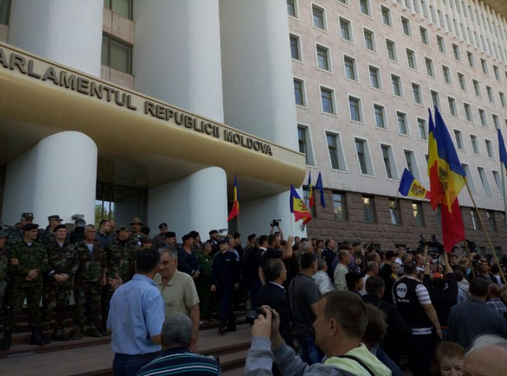 ALTERCAŢII LA PARLAMENT. MANIFESTANŢII "DA" AU OCUPAT SCĂRILE DIN FAŢA CLĂDIRII (FOTO)