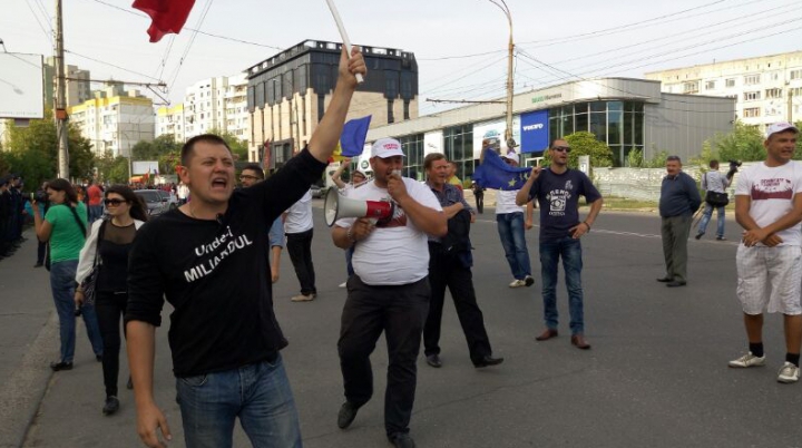 Marşul manifestanţilor prin Chişinău s-a lăsat cu VIOLENŢE (FOTO)