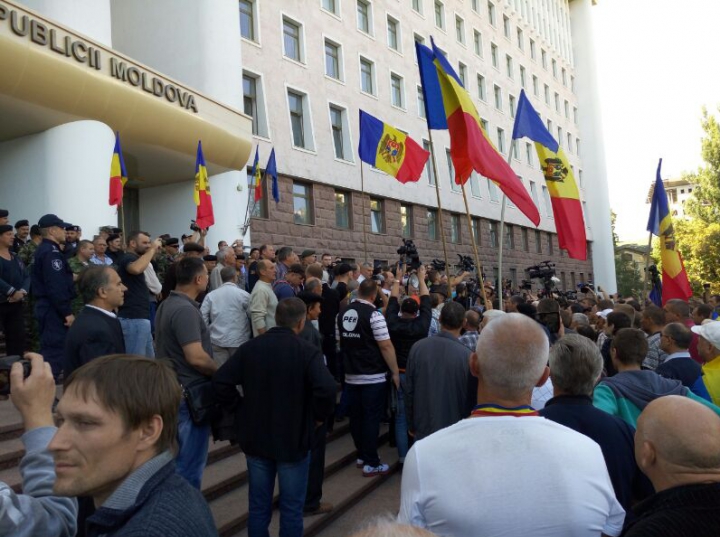 ALTERCAŢII LA PARLAMENT. MANIFESTANŢII "DA" AU OCUPAT SCĂRILE DIN FAŢA CLĂDIRII (FOTO)