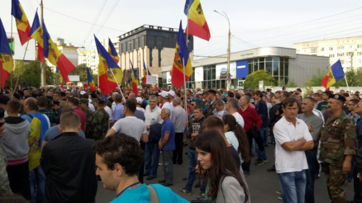 Marşul manifestanţilor prin Chişinău s-a lăsat cu VIOLENŢE (FOTO)