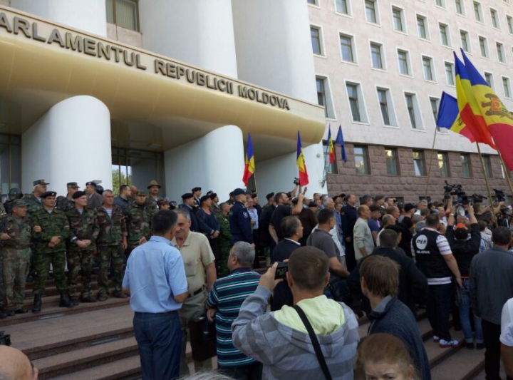 ALTERCAŢII LA PARLAMENT. MANIFESTANŢII "DA" AU OCUPAT SCĂRILE DIN FAŢA CLĂDIRII (FOTO)