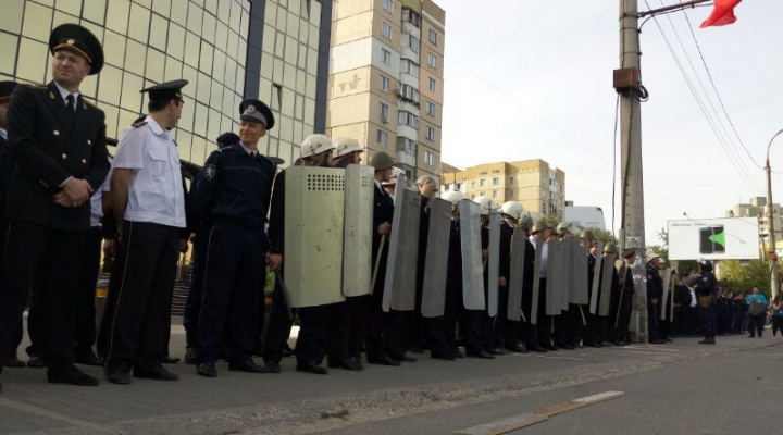 Marşul manifestanţilor prin Chişinău s-a lăsat cu VIOLENŢE (FOTO)