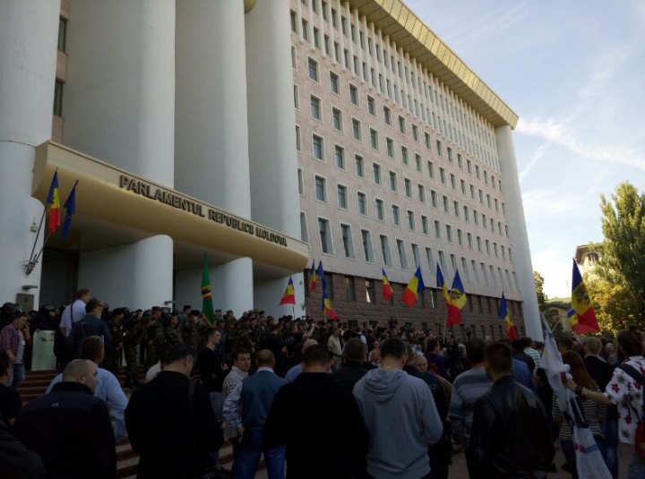 ALTERCAŢII LA PARLAMENT. MANIFESTANŢII "DA" AU OCUPAT SCĂRILE DIN FAŢA CLĂDIRII (FOTO)